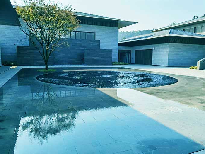 建筑前的水面与院落空间